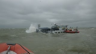 Binnenvaartschip gezonken op het IJsselmeer [upl. by Nnaytsirk371]