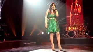 Laura Pausini  Amores Extraños [upl. by Yroc]