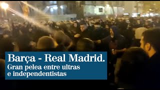 Pelea multitudinaria entre Boixos Nois e independentistas a las puertas del Camp Nou [upl. by Dreeda]